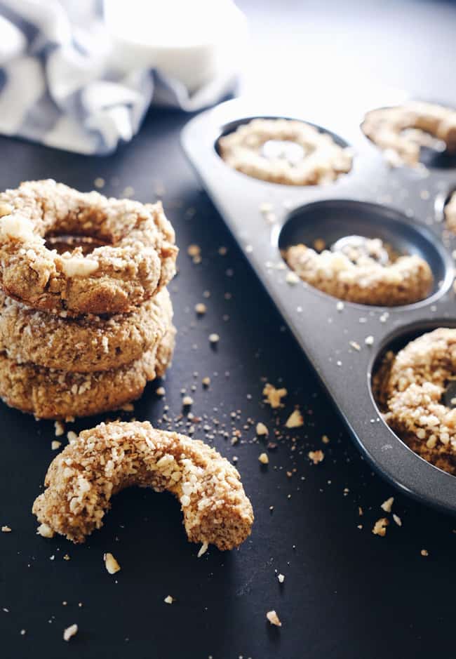 These paleo cinnamon crumble donuts are a pretty perfect example of finding ways to reward and treat yourself on the paleo diet. Paleo, GF, Dairy-Free + Refined Sugar-Free. | realsimplegood.com