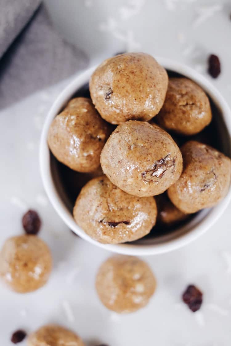 These delicious cinnamon raisin n'oatmeal bites are no-bake and super simple to throw together. Mix them up in one bowl and roll into balls. Done and done! Paleo, Gluten-Free, Dairy-Free + Refined Sugar-Free. | realsimplegood.com