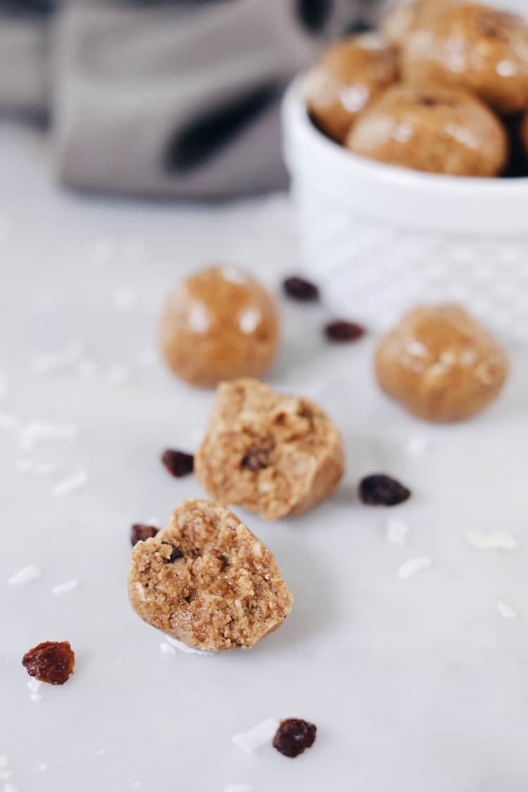 These delicious cinnamon raisin n'oatmeal bites are no-bake and super simple to throw together. Mix them up in one bowl and roll into balls. Done and done! Paleo, Gluten-Free, Dairy-Free + Refined Sugar-Free. | realsimplegood.com