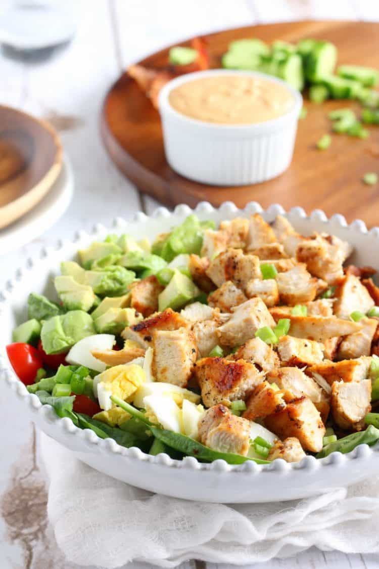 Stop getting bored and learn how to build the perfect salad. 6 easy steps to build endless variations of helathy salds with nutritious ingredients! Paleo, Gluten-Free, Dairy-Free and Whole30. | realsimplegood.com