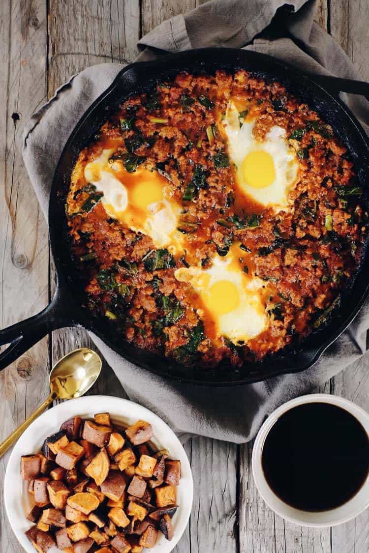 This Paleo and Whole30 Easy Shakshuka Recipe is a hearty and filling make ahead breakfast that will have you feeling well fed to start your day. Paleo + Whole30 | realsimplegood.com