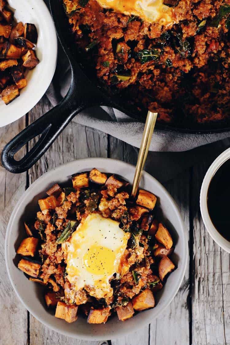 This Paleo and Whole30 Easy Shakshuka Recipe is a hearty and filling make ahead breakfast that will have you feeling well fed to start your day. Paleo + Whole30 | realsimplegood.com