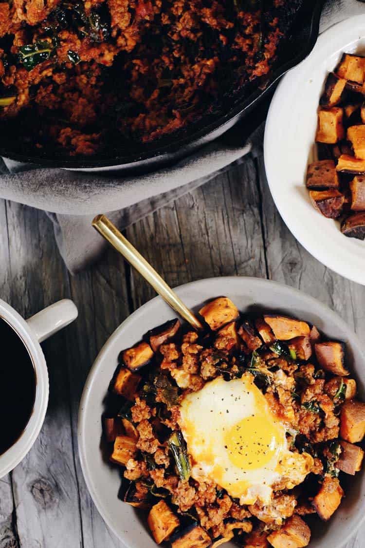 This Paleo and Whole30 Easy Shakshuka Recipe is a hearty and filling make ahead breakfast that will have you feeling well fed to start your day. Paleo + Whole30 | realsimplegood.com