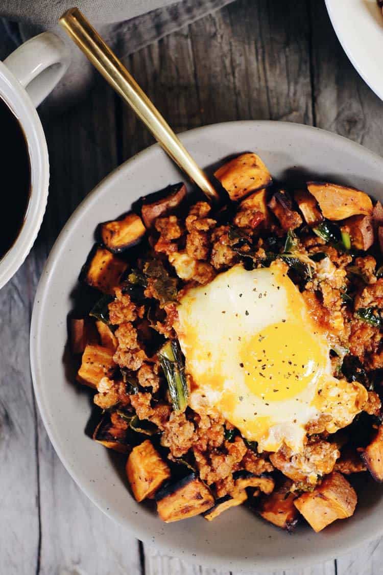 This Paleo and Whole30 Easy Shakshuka Recipe is a hearty and filling make ahead breakfast that will have you feeling well fed to start your day. Paleo + Whole30 | realsimplegood.com