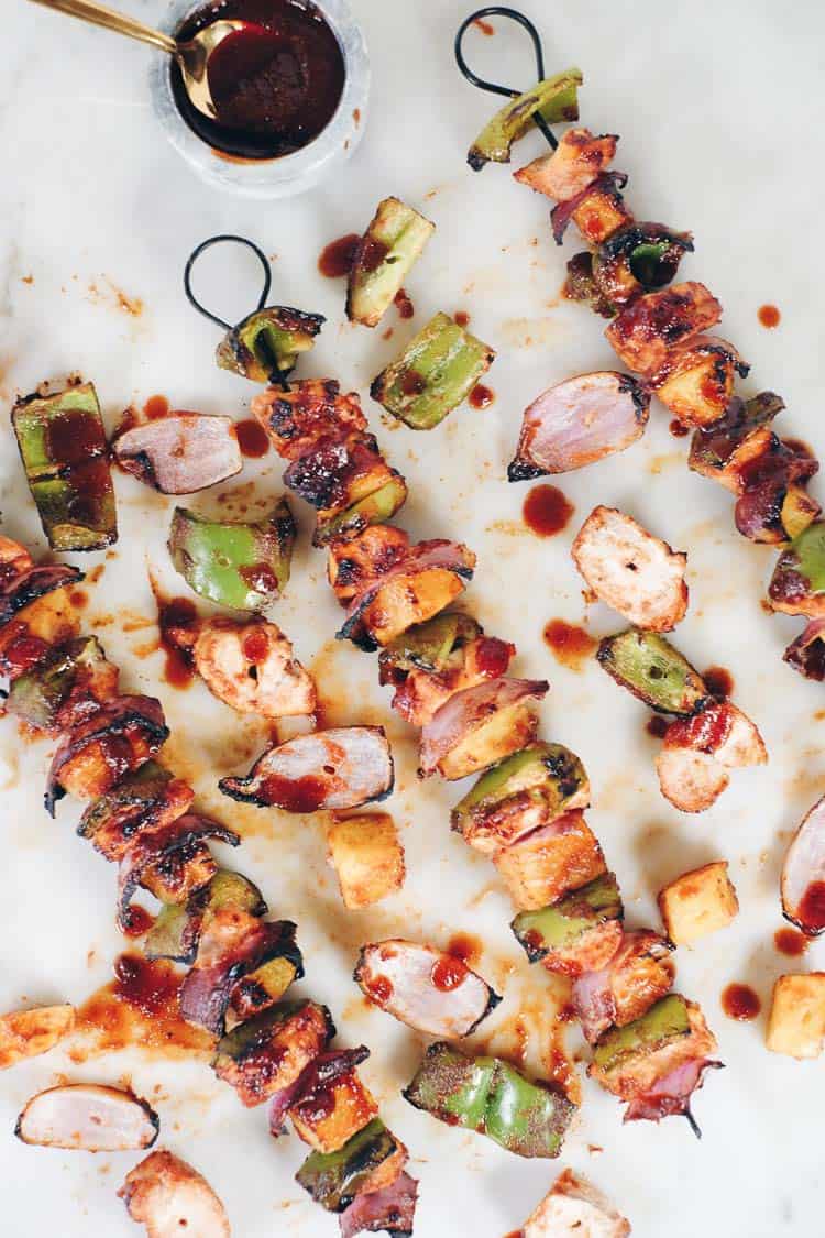 These Paleo Hawaiian chicken kabobs are a healthy way to enjoy barbecue and Hawaiian flavors without the gluten, soy and refined sugars. | realsimplegood.com