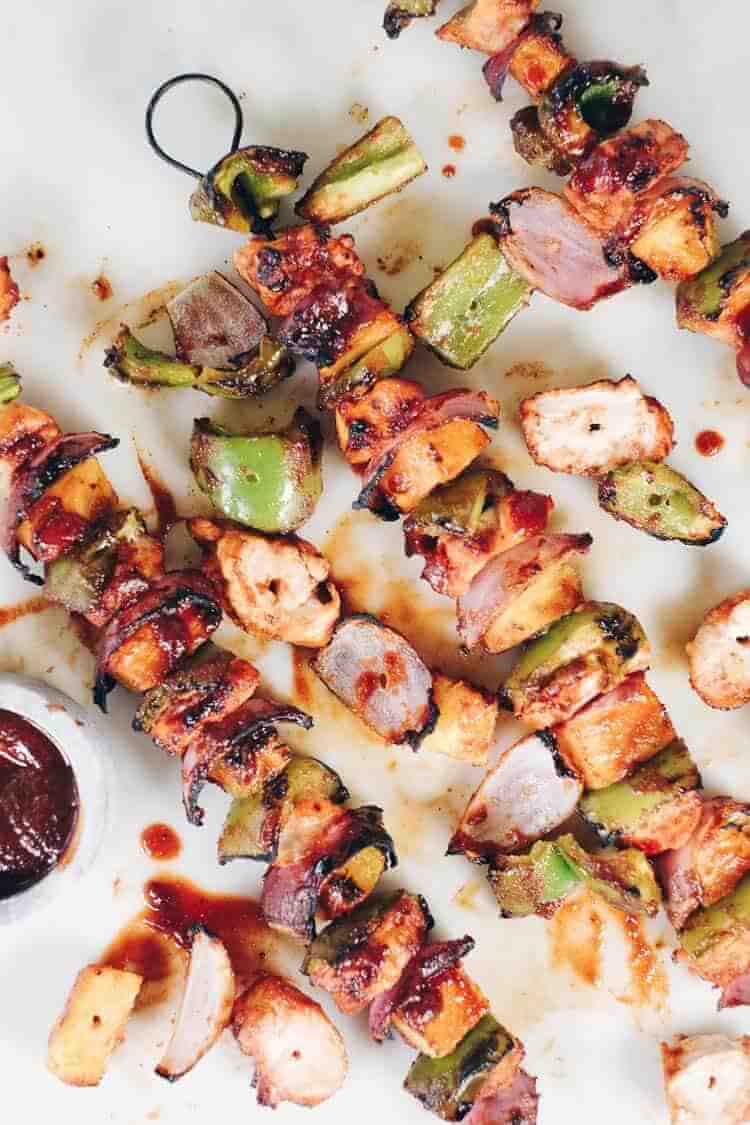 These Paleo Hawaiian chicken kabobs are a healthy way to enjoy barbecue and Hawaiian flavors without the gluten, soy and refined sugars. | realsimplegood.com