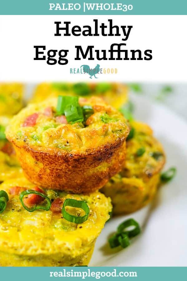 Sunne eggmuffins med hakket grønn løk lang pin.