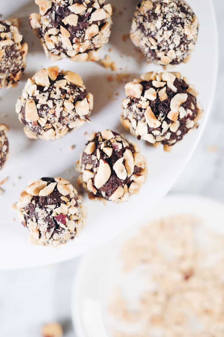 These Paleo chocolate hazelnut truffles are pretty much where all my desires meet. Only a handful of ingredients and no baking required. Does it get easier? Paleo, Gluten-Free, Dairy-Free + Refined Sugar-Free. | realsimplegood.com