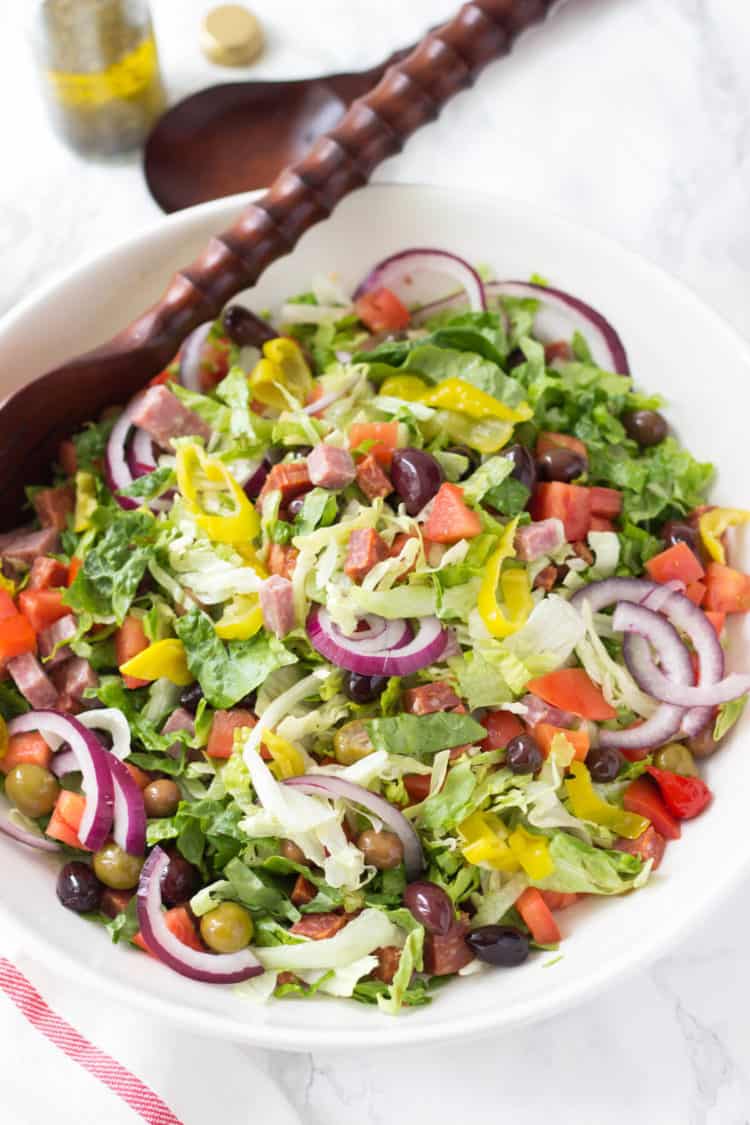 Stop getting bored and learn how to build the perfect salad. 6 easy steps to build endless variations of helathy salds with nutritious ingredients! Paleo, Gluten-Free, Dairy-Free and Whole30. | realsimplegood.com