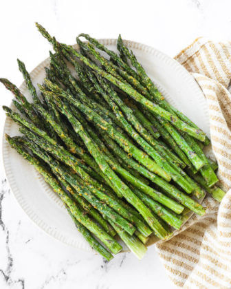 Air fryer asparagus served on a plate.