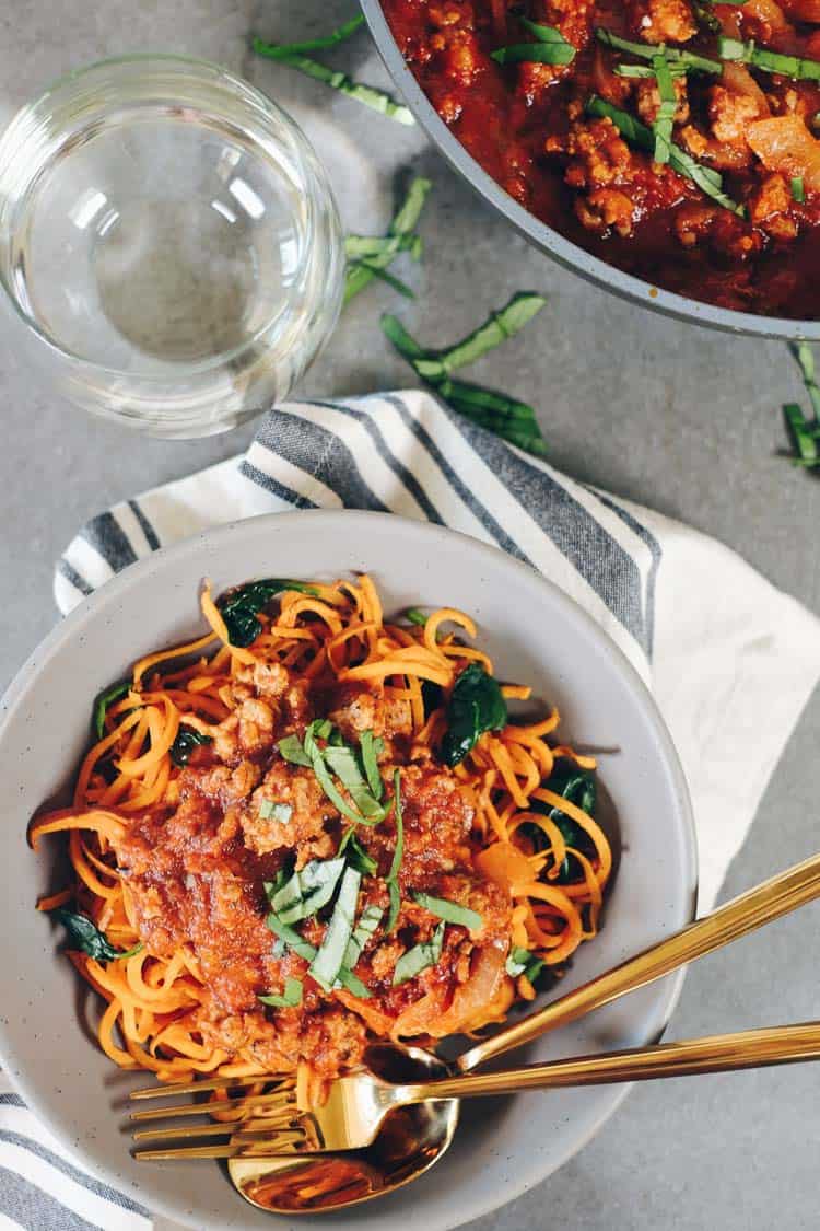 Denne Paleo- og Whole30-sød kartoffelspaghetti er en nærende og sund måde at nyde spaghetti på, med ekstra grøntsager og grønt tilsat! | realsimplegood.com