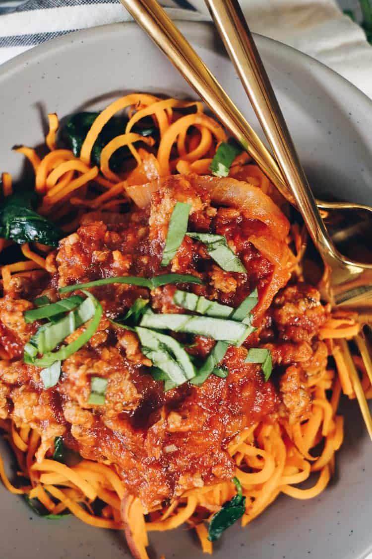 Denne Paleo og Whole30 sød kartoffel spaghetti er en nærende og sund måde at nyde spaghetti på, med ekstra grøntsager og grønt tilsat! | realsimplegood.com