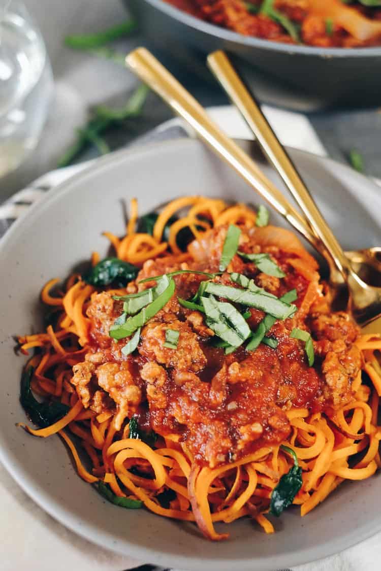 Denna Paleo- och Whole30-spaghetti med sötpotatis är ett näringsrikt och hälsosamt sätt att njuta av spaghetti, med extra grönsaker och grönt i! | realsimplegood.com