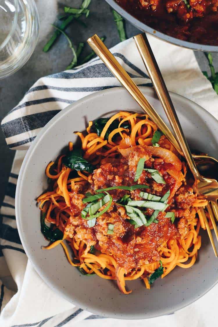 Diese Paleo- und Whole30-Süßkartoffelspaghetti sind eine nahrhafte und gesunde Art, Spaghetti zu genießen, mit extra viel Gemüse und Grünzeug! | realsimplegood.com