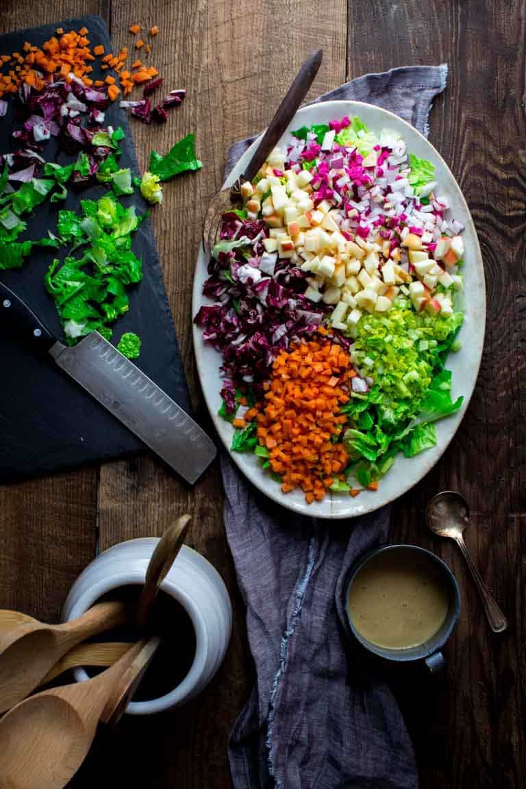 Stop getting bored and learn how to build the perfect salad. 6 easy steps to build endless variations of helathy salds with nutritious ingredients! Paleo, Gluten-Free, Dairy-Free and Whole30. | realsimplegood.com