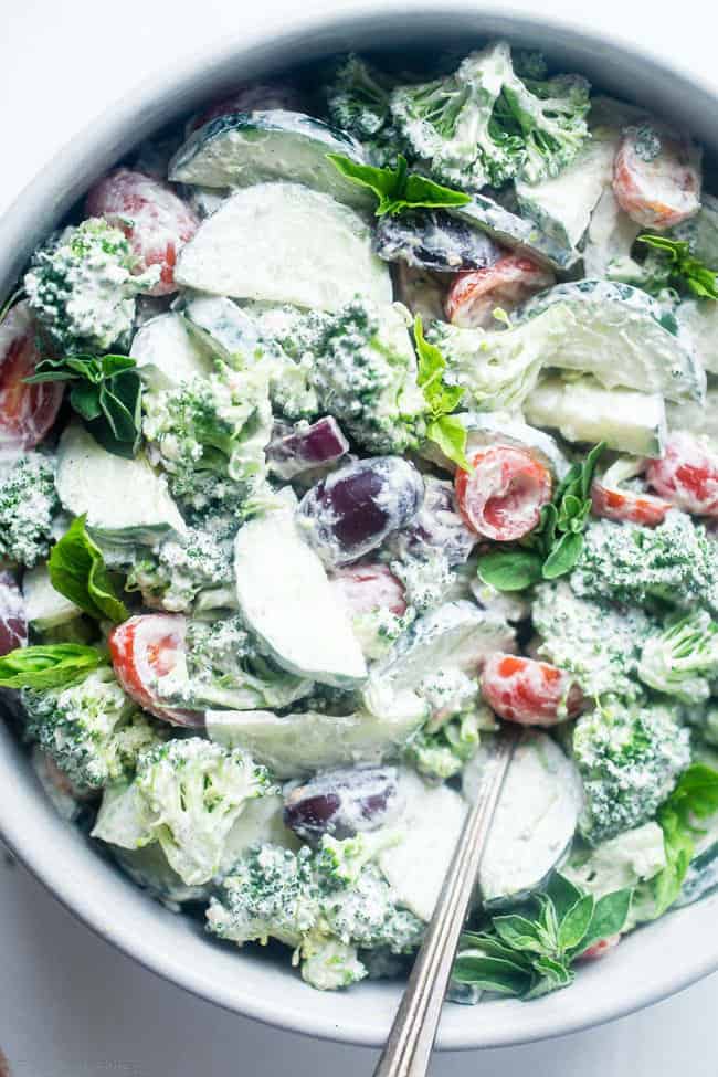 Stop getting bored and learn how to build the perfect salad. 6 easy steps to build endless variations of helathy salds with nutritious ingredients! Paleo, Gluten-Free, Dairy-Free and Whole30. | realsimplegood.com